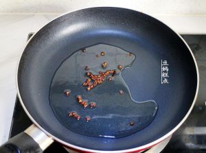 Fry the peppercorns in oil
