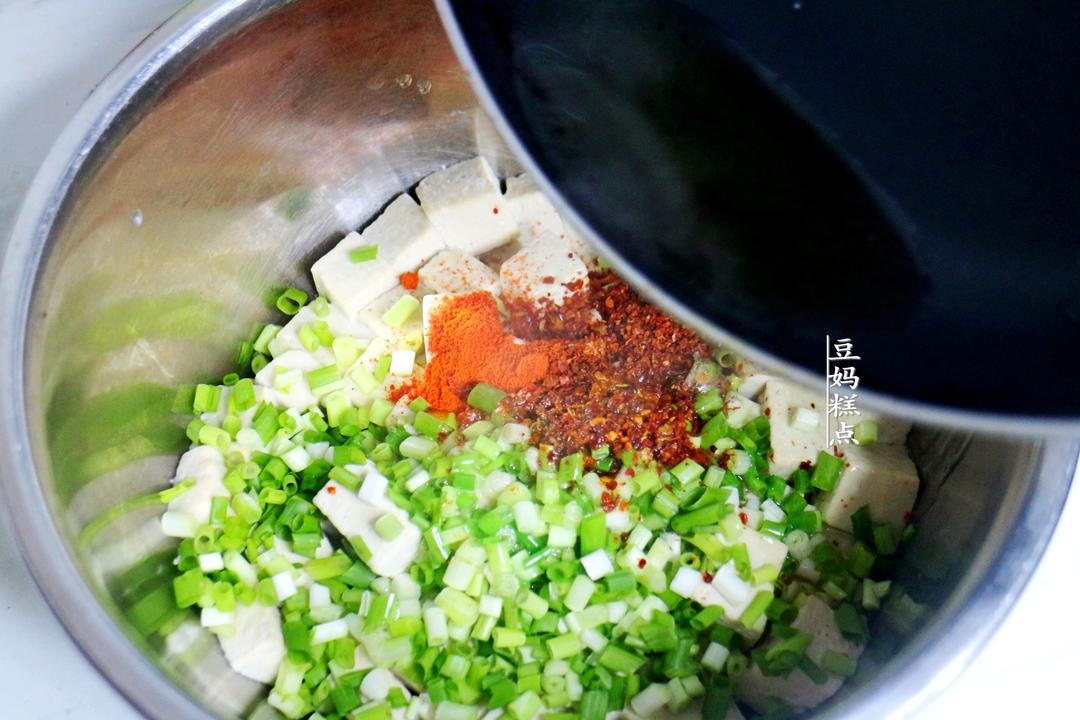 Pour the hot oil over the chili