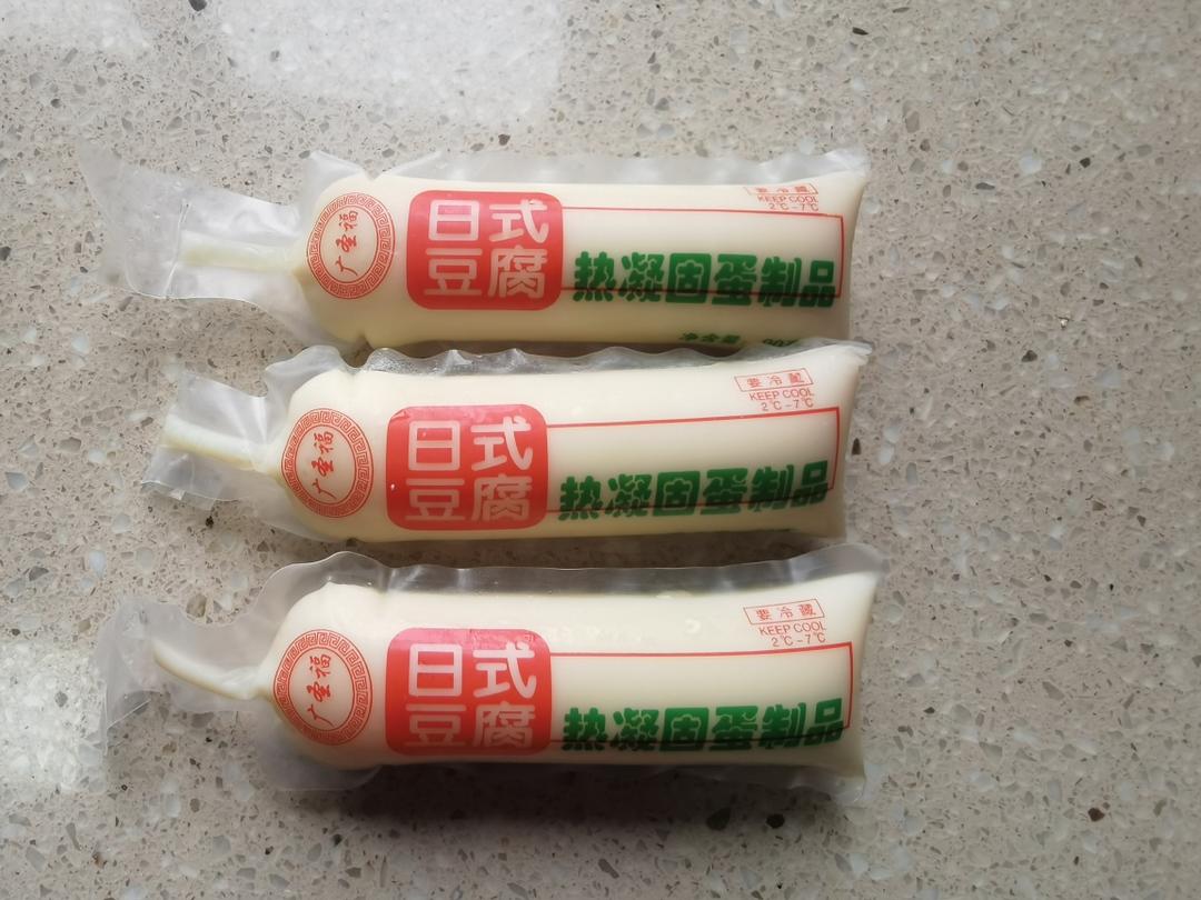 Take out three tubes of Japanese egg tofu