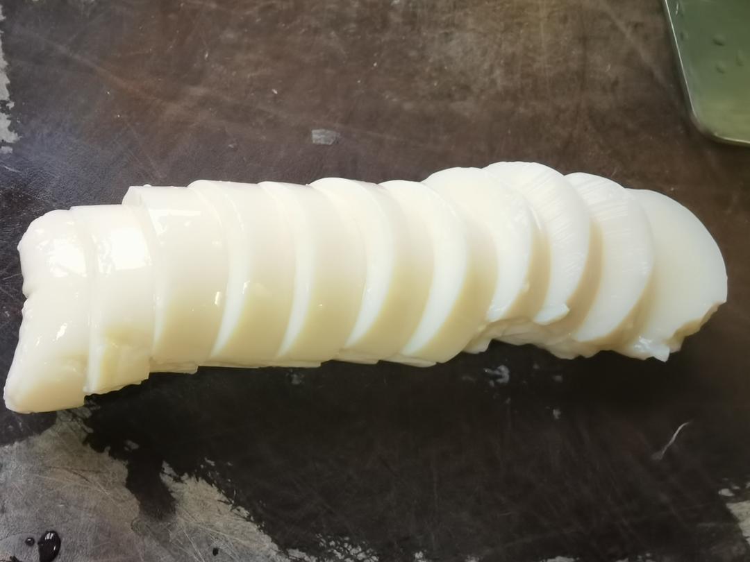 Cut into one-centimeter rounds