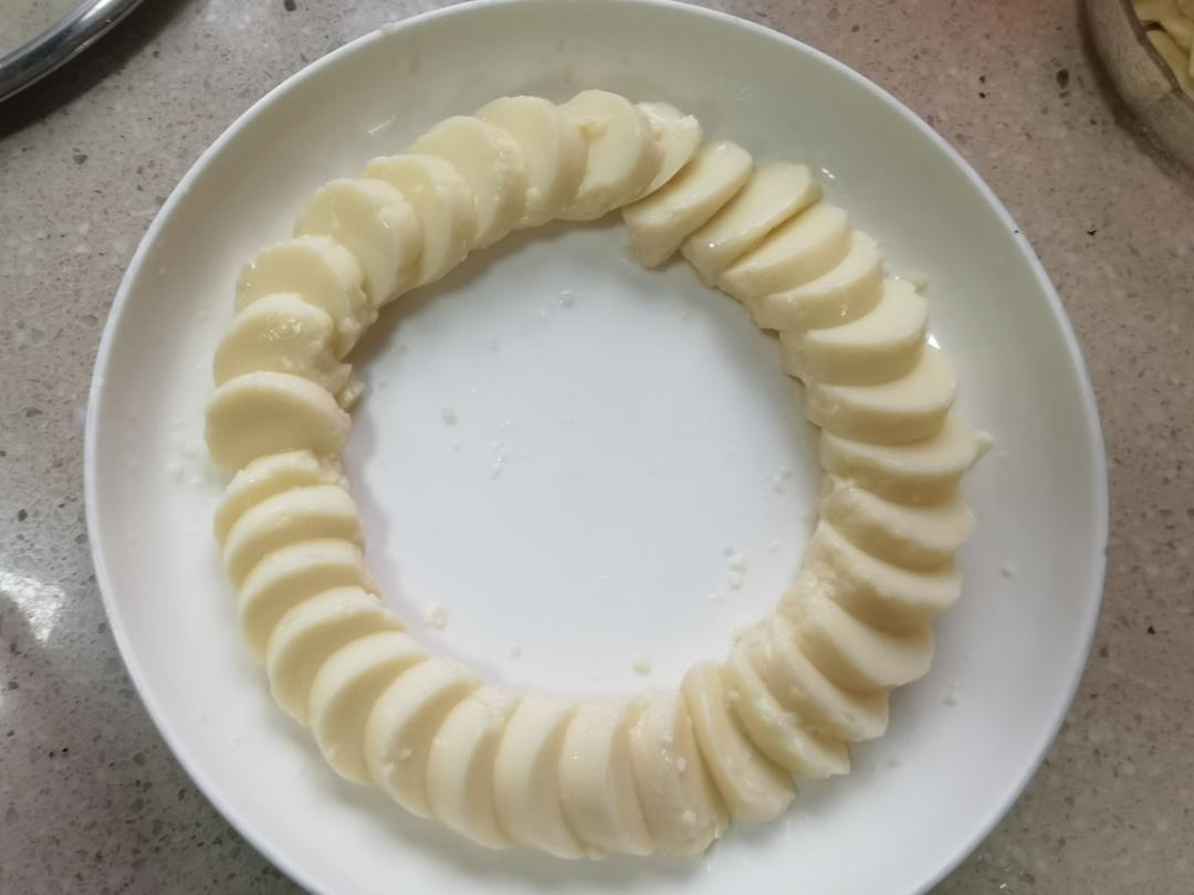 Arrange the rounds in a ring around the plate