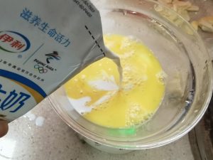 Pour in one box (250 ml) of milk