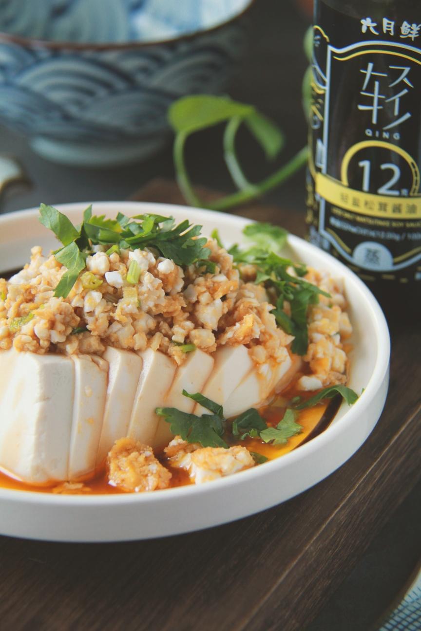 Tofu steamed under a foamy salted-egg topping