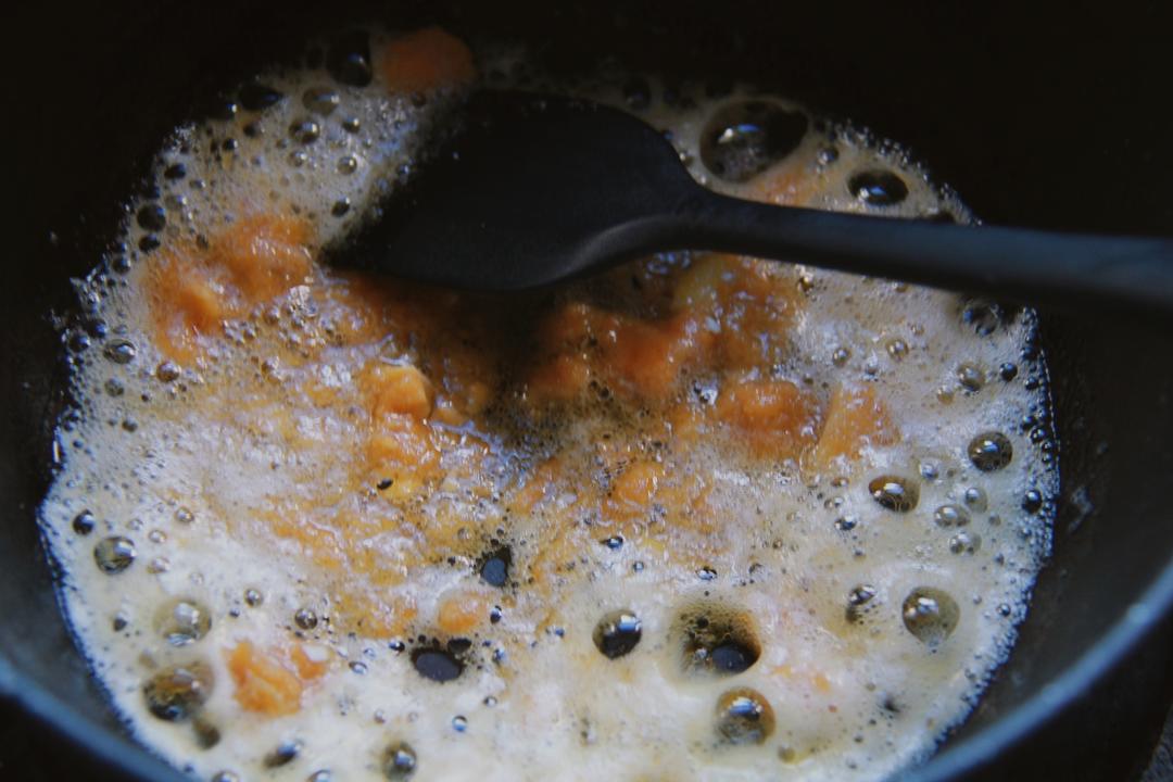 Heat oil and fry the salted yolk, mashing it