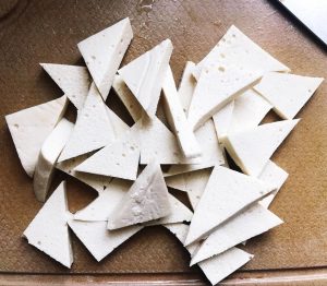 Cut the qianye tofu into triangles or squares