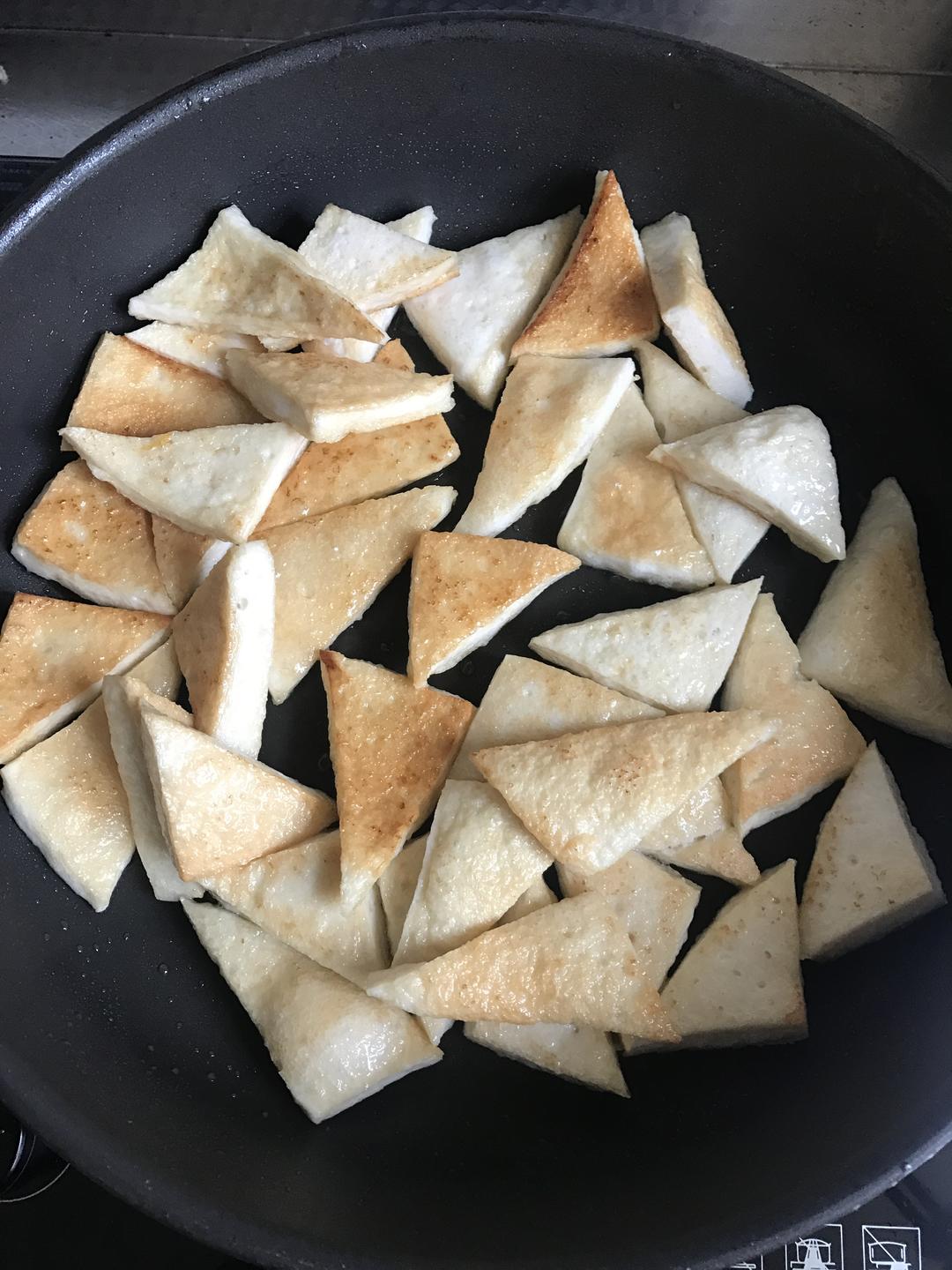 Heat oil and pan-fry the qianye until both si