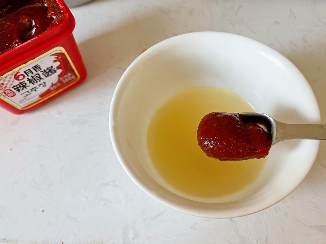 Mix the collected juices with chili paste and