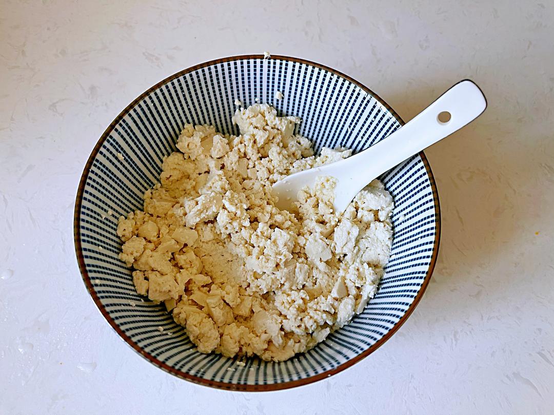 Crush the tofu with a spoon