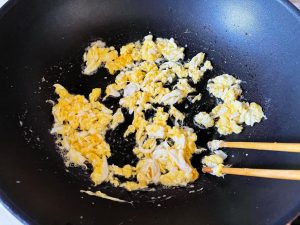 Scramble the egg in oil and set aside