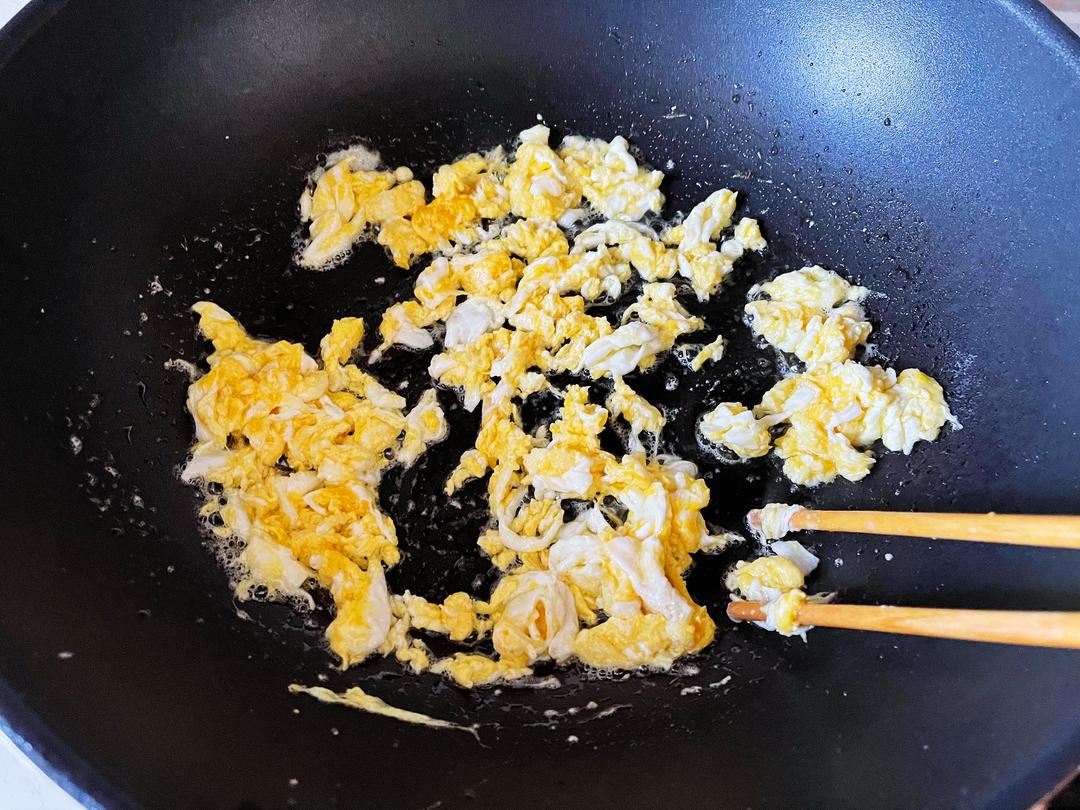 Scramble the egg in oil and set aside