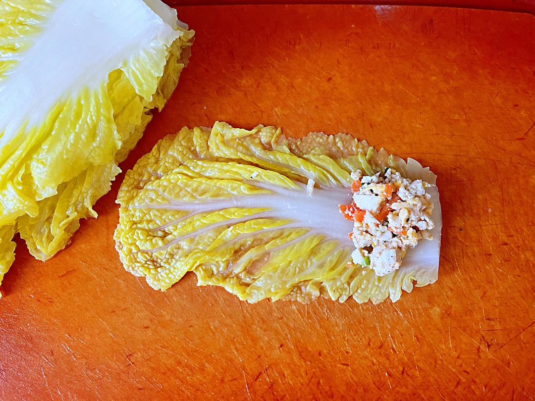 Roll the filling in the cabbage leaves - not