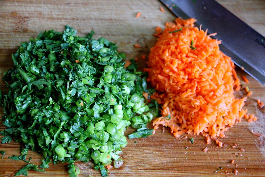 Chop the greens and carrot fine