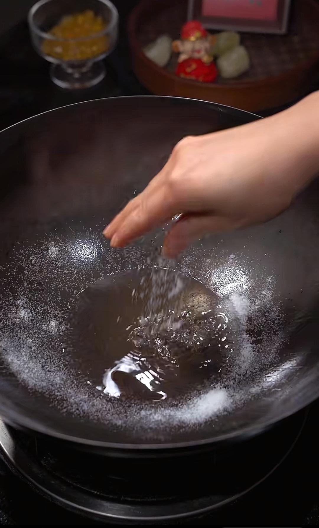 Heat oil in the pan and scatter salt at the r
