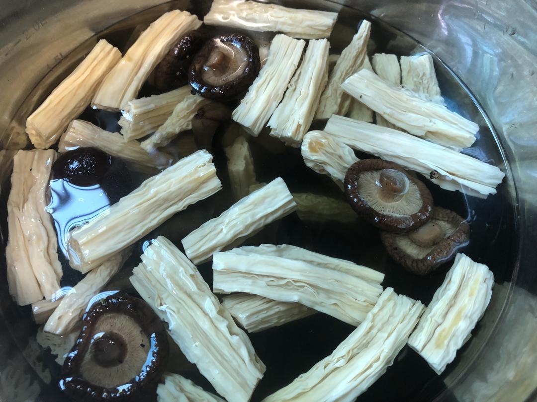 Soak the yuba, shiitake, and wood-ear in warm