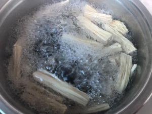 Blanch the soaked yuba and wood-ear in boilin