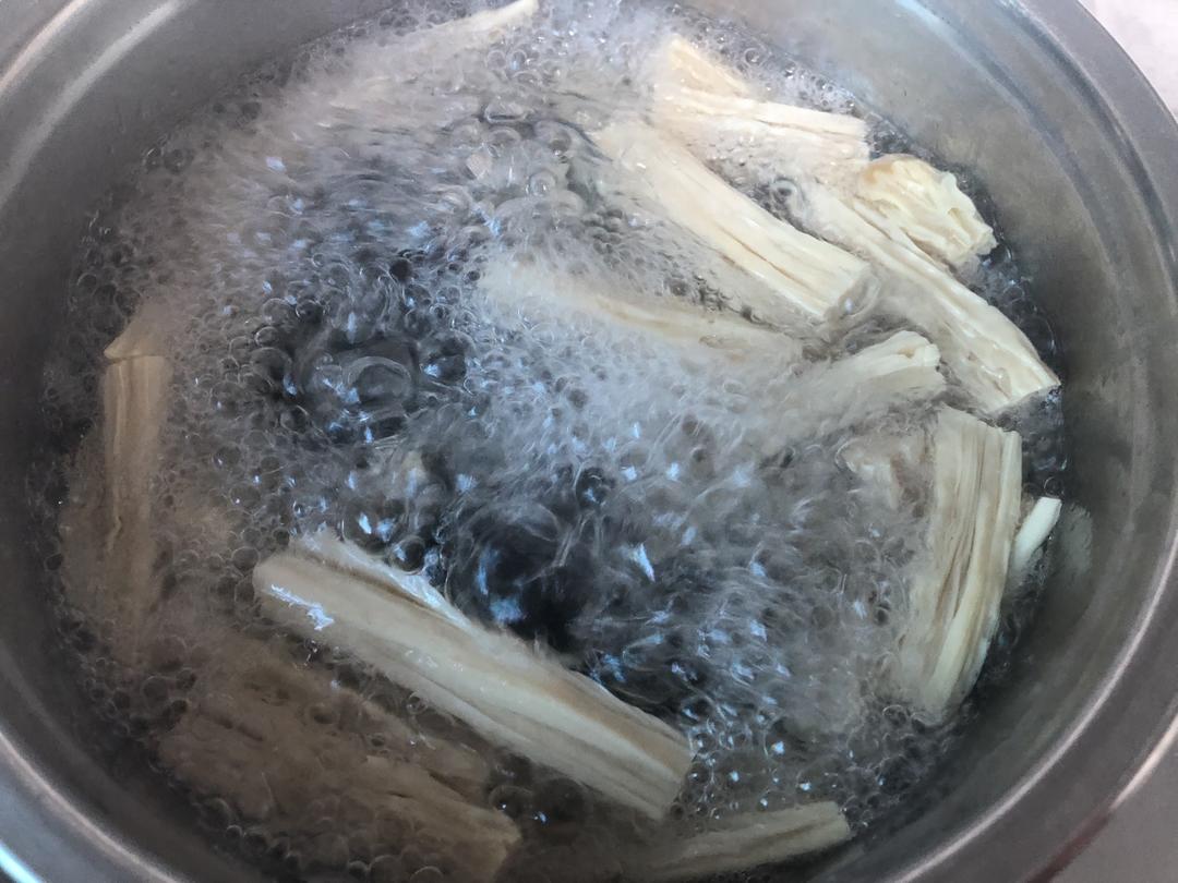 Blanch the soaked yuba and wood-ear in boilin