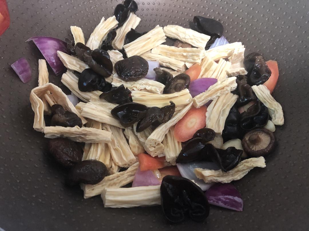 Add the yuba and wood-ear and stir-fry 2-3 mi