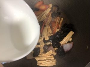 Uncover, pour in the starch slurry, and toss