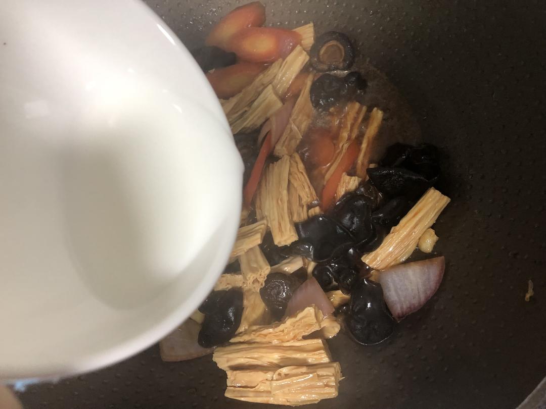 Uncover, pour in the starch slurry, and toss