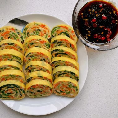 Sliced veggie rolls with a soy-vinegar dip