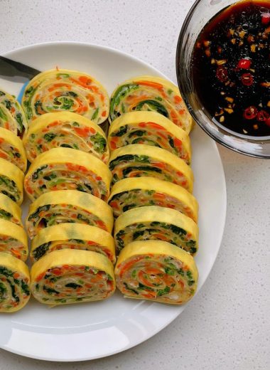 Sliced veggie rolls with a soy-vinegar dip