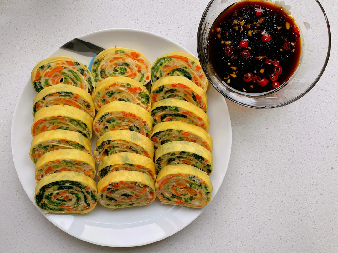 Sliced veggie rolls with a soy-vinegar dip