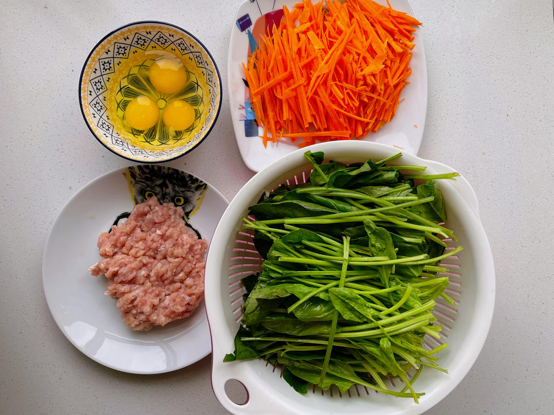 Prep: shred the carrot, cut the spinach in se