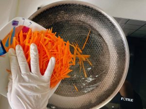 Blanch the carrot and spinach in water with a
