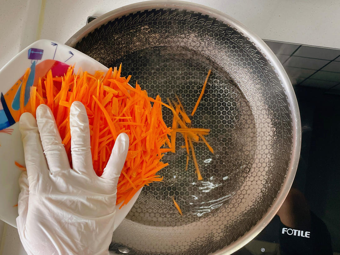 Blanch the carrot and spinach in water with a