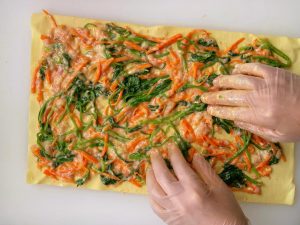 Put the blanched carrot and spinach in a cont
