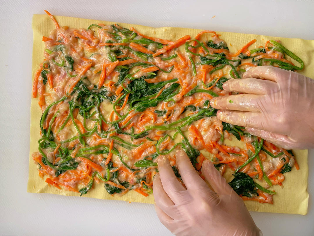 Put the blanched carrot and spinach in a cont