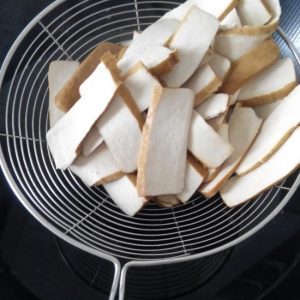 Scald the slices in boiling water 1 minute, t