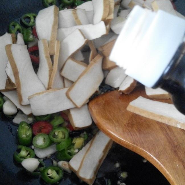 Add the xiang-gan with light soy, a few drops