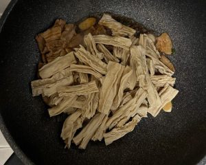 Add the soaked yuba, with a spoon of light so