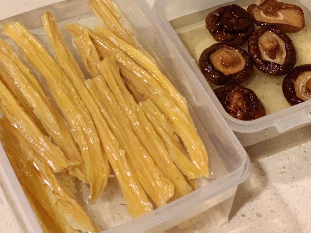 Soak the shiitake and yuba separately in cold