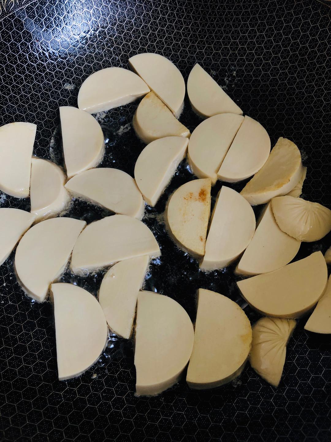 Pour a generous amount of plant oil into the