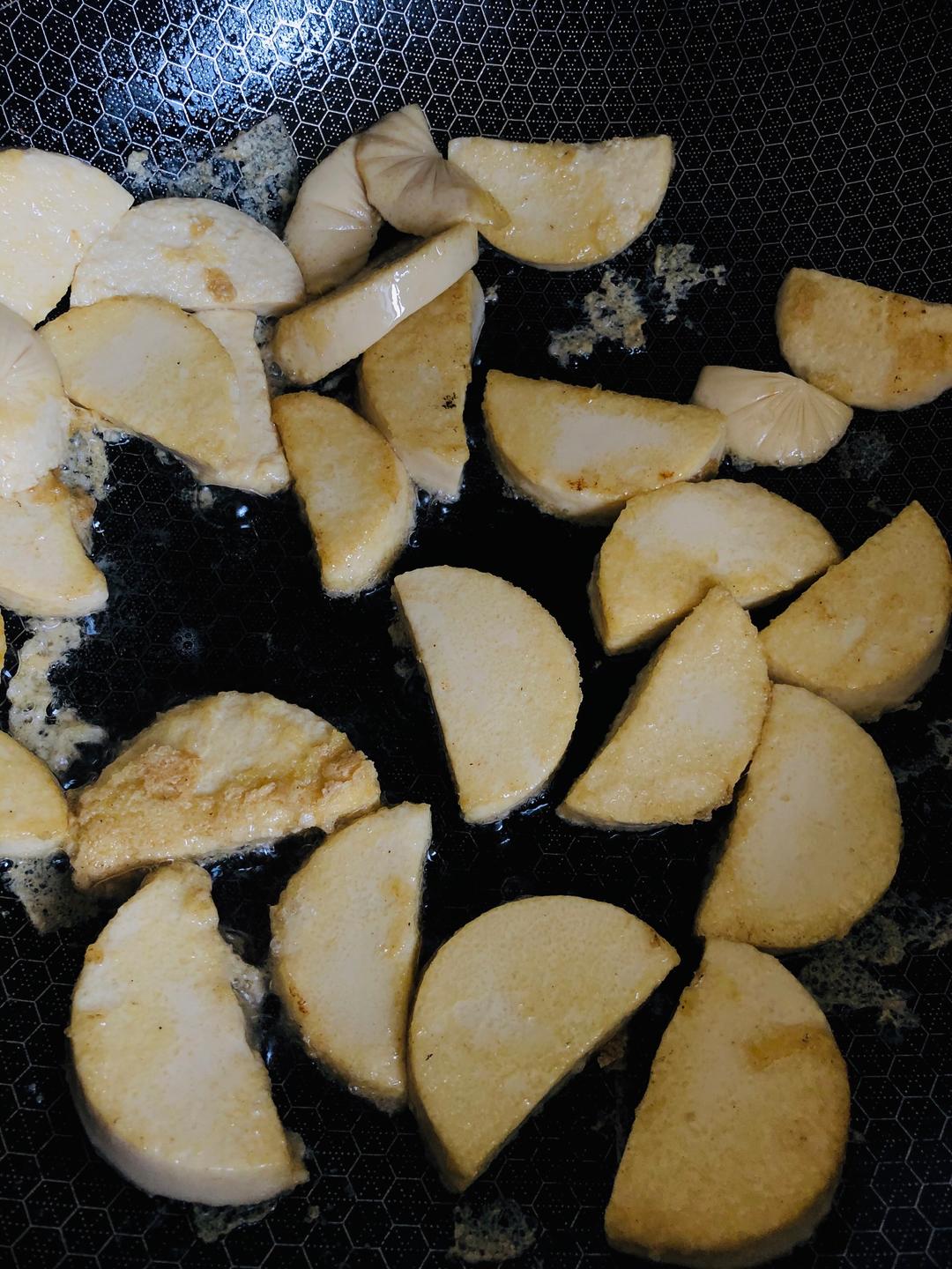 After a few minutes of frying, turn the piece